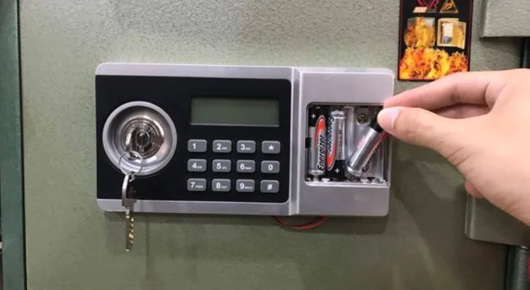 Két Sắt Mini Điện Tử Giá Rẻ – Bảo Mật Nhỏ Gọn, Tiết Kiệm Tối Ưu 2 Két Sắt Mini Điện Tử Giá Rẻ – Bảo Mật Nhỏ Gọn, Tiết Kiệm Tối Ưu 2