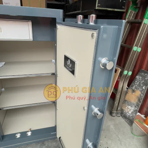 Chi tiết nội thất bên trong két màu xanh